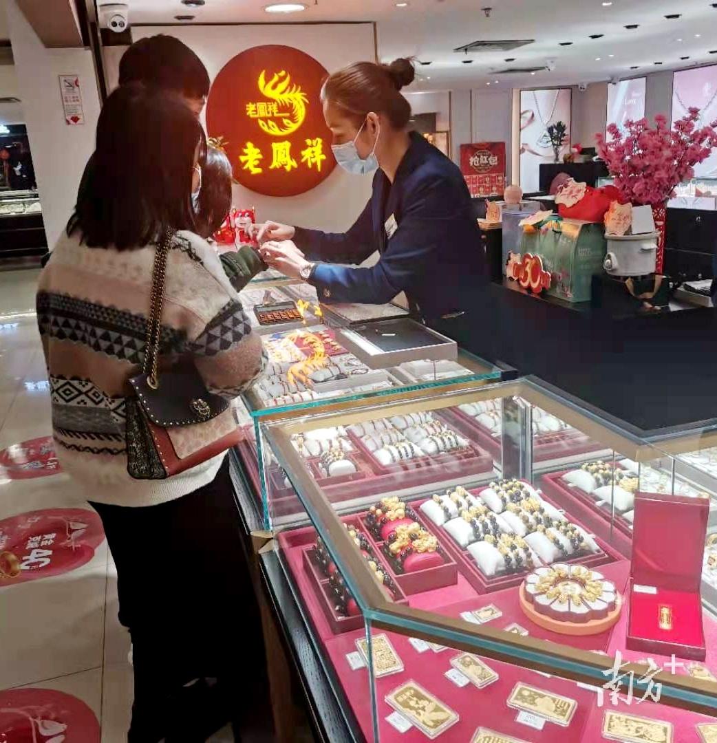 澳门六福珠宝今日金价表图最新款走势分析